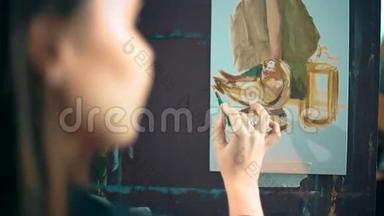 艺术家在她的车间里用油画颜料画画布